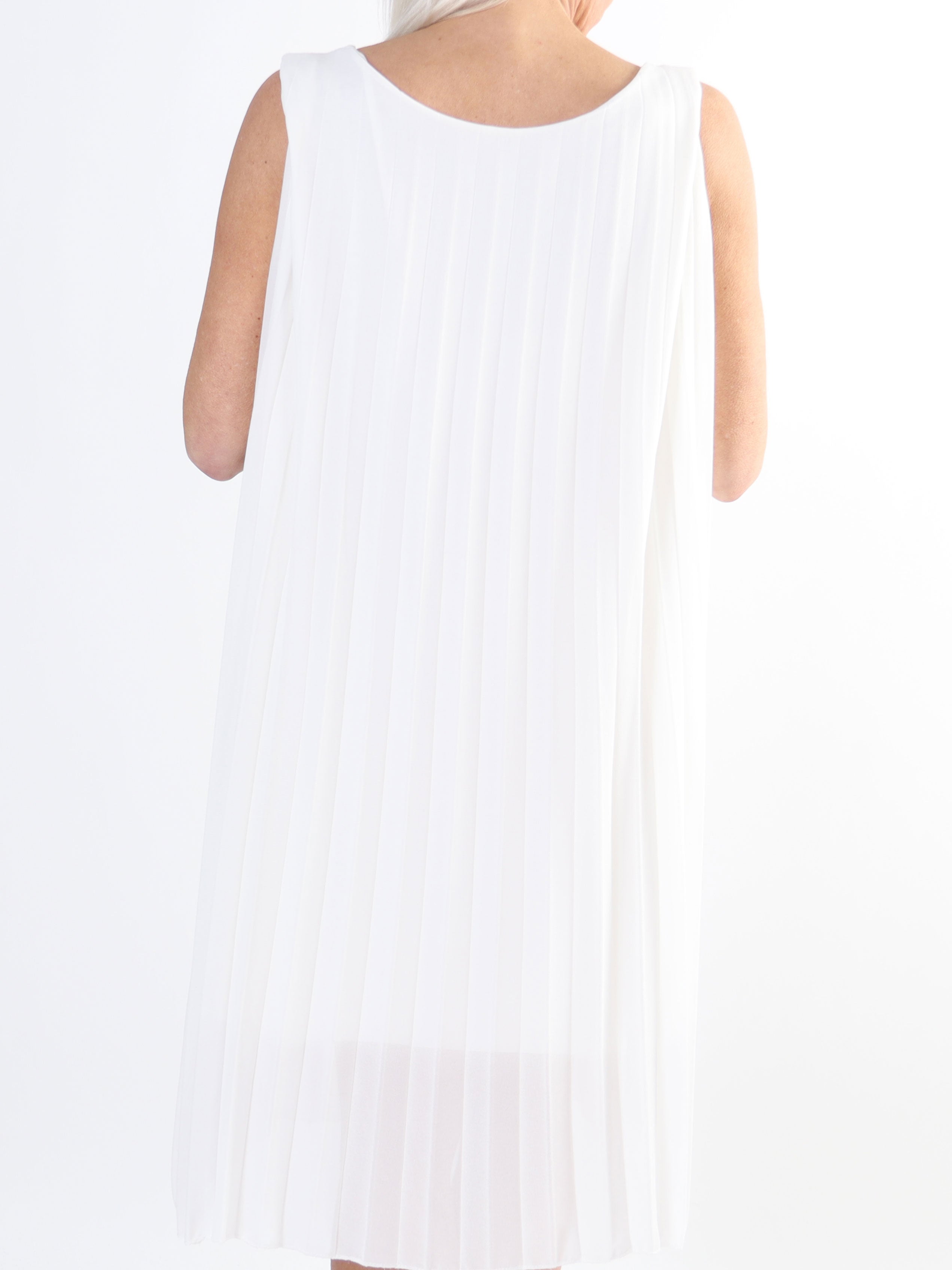 Saline - Sød plus size kjole i plisseret chiffon uden ærmer